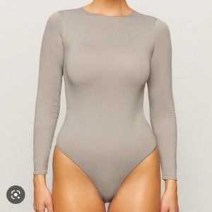 🌷NWOT SKIMS essential crew neck bodysuit